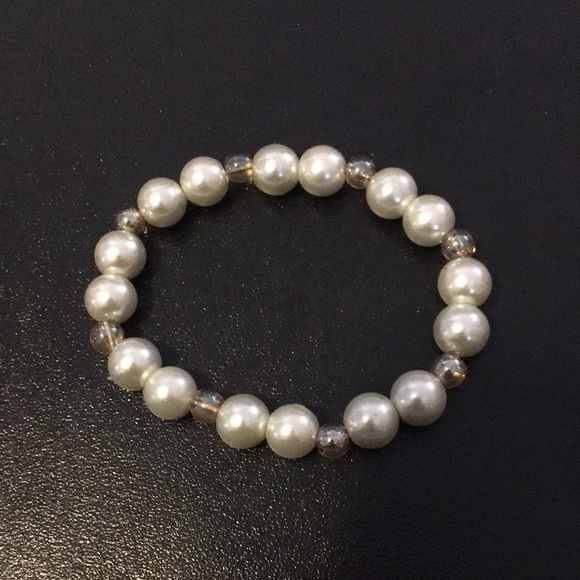 5pc. Beige Pearl like Glass Bead Bracelets and Earring Set. - Picture 4 of 6